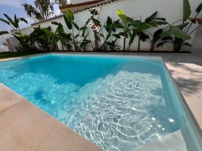 ELBE Floor Surface in Arctic White Motion finished pool